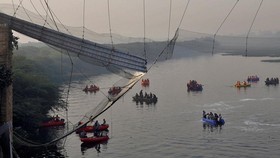 FOTO: Kelam Libur Diwali India usai Jembatan Ambruk Tewaskan 137 Orang