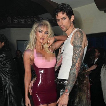 Pamer Pose Topless, Foto Megan Fox Tuai Kontroversi