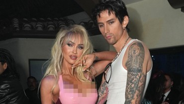img-title Pamer Pose Topless, Foto Megan Fox Tuai Kontroversi