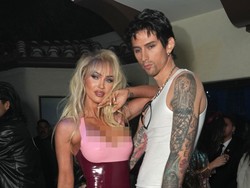 Pamer Pose Topless, Foto Megan Fox Tuai Kontroversi