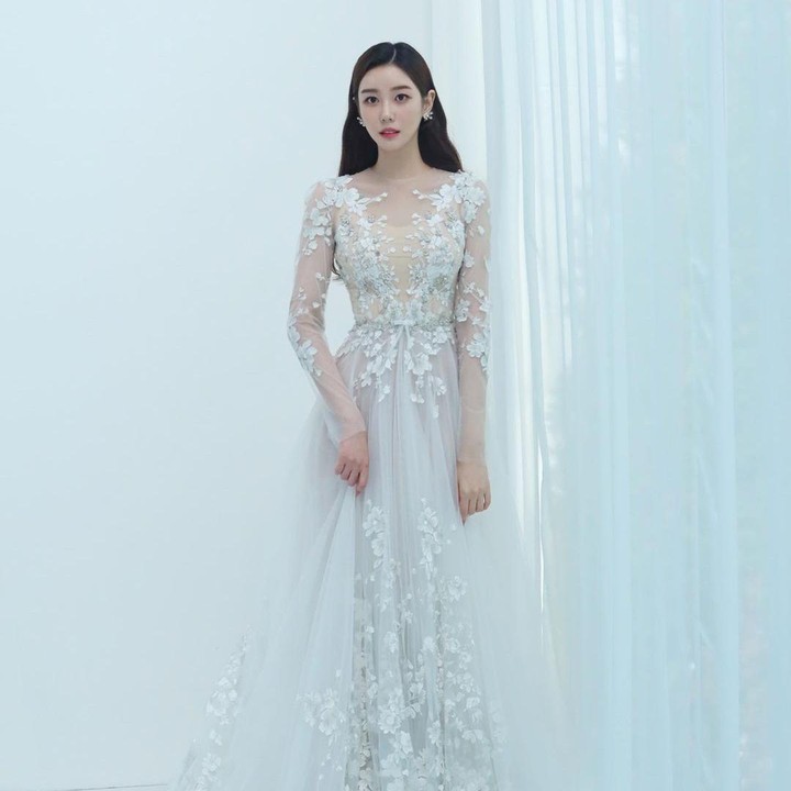 <p>Kedua, ada Lee Seung Hyeon yang masih berusia 23 tahun. Ia terpilih sebagai Miss Korea dalam ajang 66th Miss Korea 2022 Pageant dan disebut netizen Korea sebagai 'manusia virtual' karena terlalu cantik.<br /><br /><br /></p>