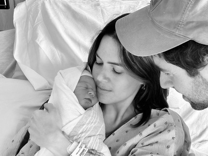 Cerita Mandy Moore Merasa Beruntung Bisa Hamil dan Melahirkan di Usia 40 Tahun