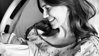Artis Hollywood Mandy Moore Makan Pil Plasenta Usai Melahirkan Anak Kedua