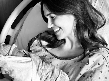 Artis Hollywood Mandy Moore Makan Pil Plasenta Usai Melahirkan Anak Kedua
