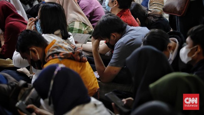 Asosasi Persepetuan Indonesia mengungkapkan 25.700 pekerja industri sepatu sudah terkena PHK per Oktober 2022 ini akibat permintaan turun 50 persen.