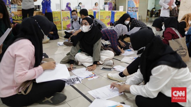 Pengusaha mendesak pemerintah untuk menerbitkan aturan tentang no work no pay, di mana pelaku usaha tidak perlu memberi upah pekerjanya yang dirumahkan. 