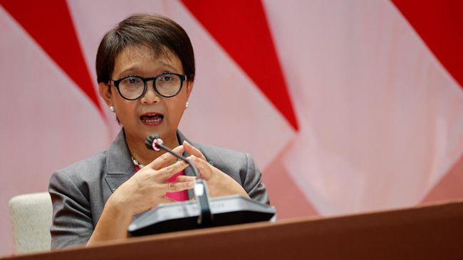 Menlu Retno Marsudi masuk dalam jajaran tamu penting dalam resepsi pernikahan Pangeran Mateen dan Anisha Rosnah. Ia mengenakan kebaya janggan Jeng Yah.