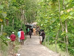 Kronologi Mobil Tersesat di Jalan Sempit Makam Keramat Ponorogo