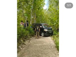 Heboh Mobil Nyasar ke Jalan Sempit Makam Keramat Ponorogo