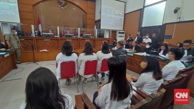Keluarga Brigadir J hadir sebagai saksi dalam sidang lanjutan Sambo dan Putri. Mereka duduk seruangan di ruang sidang utama PN Jaksel.