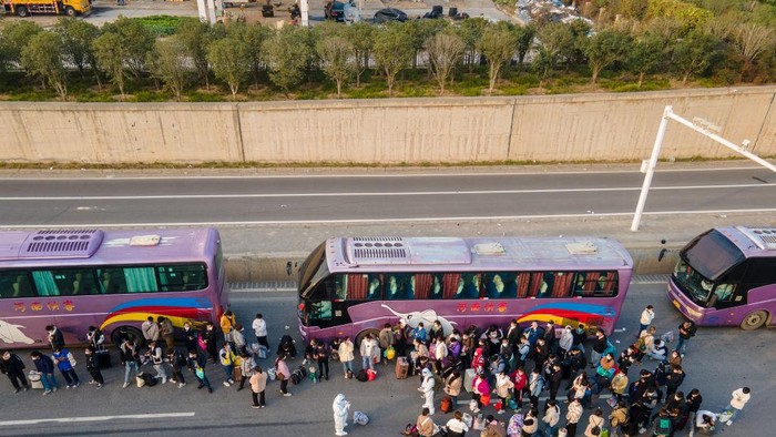 Heboh Buruh Pabrik iPhone Kabur, Rela Jalan Kaki 3 Jam dan Bekal Mi Instan! Ada Apa?