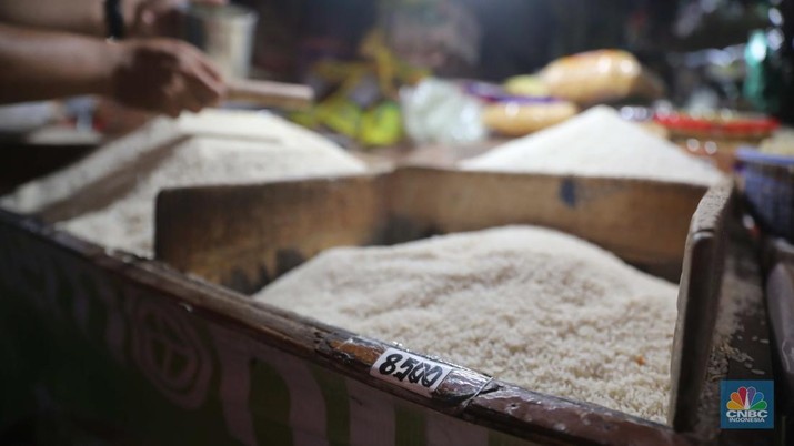 Pedagang menakar beras literan di pasar Kebayoran Lama, Jakarta, 1/11. Ekonomi Indonesia mengalami deflasi pada Oktober 2022 sekaligus angka inflasi menurun secara tahunan. (CNBC Indonesia/ Muhammad Sabki)