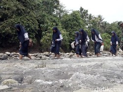 Jembatan Putus, Pelajar di Polman Bertaruh Nyawa Seberangi Sungai ke Sekolah