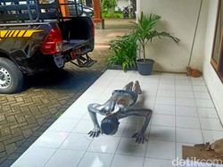 Adu Jotos Rebutan Pangkalan, Manusia Silver di Banjarmasin Jadi Tontonan