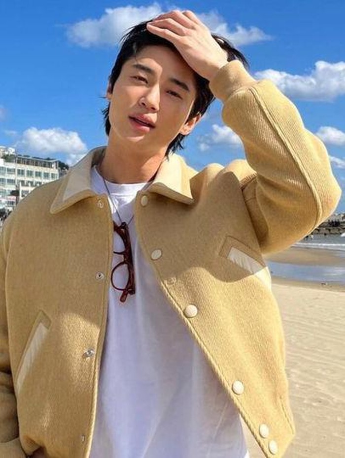 Pria dengan tinggi 189 cm ini mengawali karier sebagai model di bawah naungan YG KPlus pada tahun 2015./ foto: instagram.com/byeonwooseok