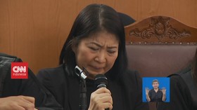 VIDEO: Putri Menangis Minta Maaf Kepada Orang Tua Yosua