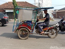 Kisah Radijah di Usia Senja dan Becak Motornya