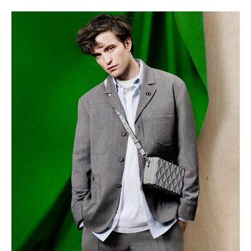 img-title Simak Aksi Robert Pattinson Tampil Jadi Bintang Iklan Koleksi Terbaru Dior