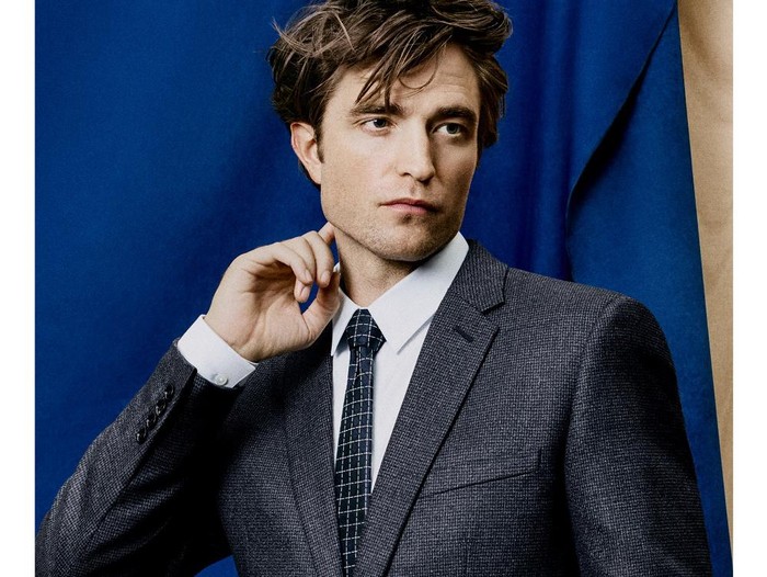 Lanjut ke posisi 6 ada Robert Pattinson dengan skor 92,15%. Aktor Batman satu ini dinilai punya bentuk wajah yang klasik dan rahang tegas yang indah./Foto: Rafael Pavarotti/Dior