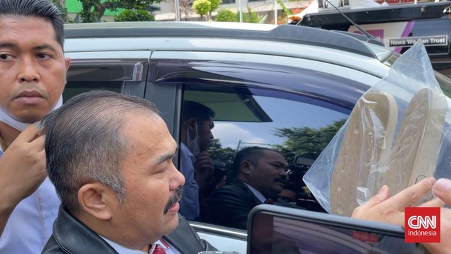 Kamaruddin jadi saksi dalam sidang Sambo dan Putri pada hari ini. Ia mengaku bawa sandal Brigadir J yang dipakai di hari penembakan.