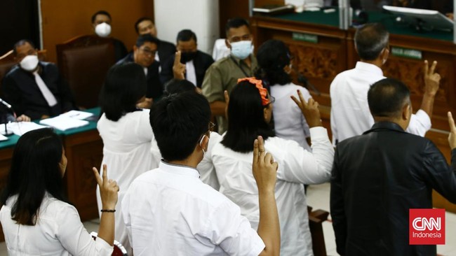 Adik Nofriansyah Yosua Hutabarat (Brigadir J) Mahareza Rizky menyebut nomor WhatsApp miliknya diblokir oleh para ajudan Ferdy Sambo usai penembakan terjadi.