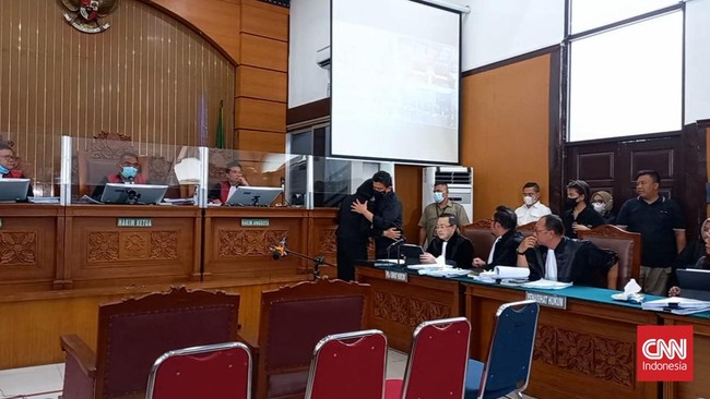 Mantan penyidik Polres Jaksel AKP Samual yang menjadi saksi menyebut Bharada E memberikan keterangan berbeda saat diperiksa sehari usai kematian Brigadir J.