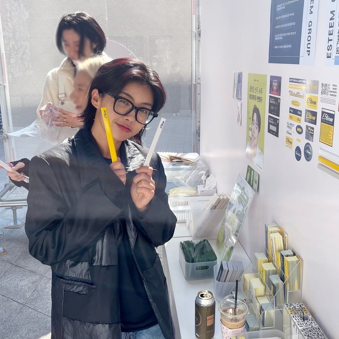 Sebelum mengganti warna rambutnya, Aiki terkenal dengan gaya rambut ikonik merah sejak penampilan perdananya ke publik secara luas di program survival Mnet 'Street Woman Fighter' pada tahun lalu./ Foto: instagram.com/ssi_hi_97