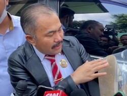 Pengacara Bawa Barbuk Sandal Milik Yosua yang Masih Ada Darahnya