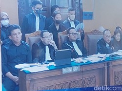 Ferdy Sambo Akhirnya Lepas Masker di Hadapan Orang Tua Yosua