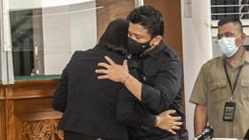 VIDEO: Momen Putri Candrawati Cium Tangan Ferdy Sambo Sebelum Sidang
