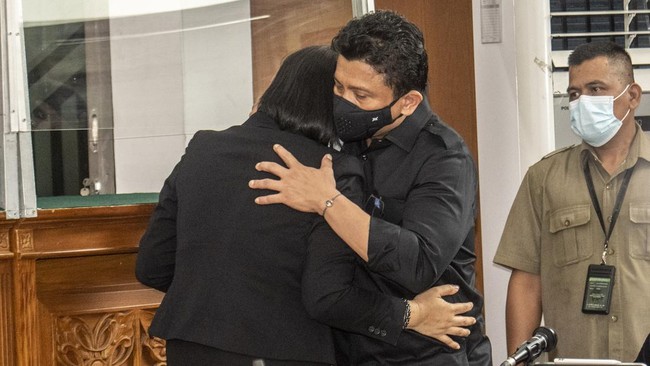 Sosok wanita misterius itu sempat tak sengaja dilihat oleh Bharada E yang kemudian disusul dengan adegan Ferdy Sambo dan Putri Candrawathi marah-marah.
