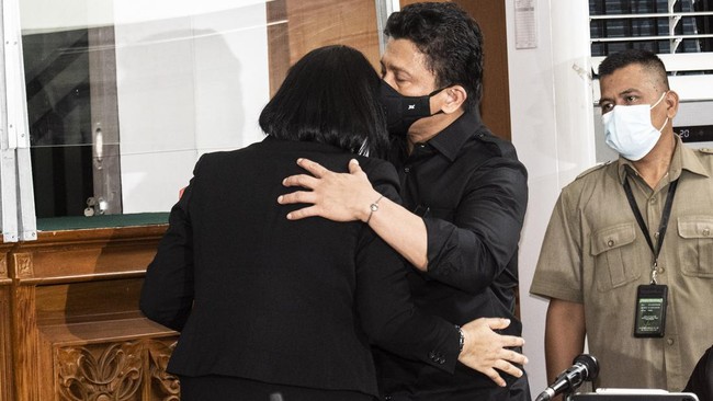 Mantan Kadiv Propam Polri Irjen Ferdy Sambo disebut sempat menangis di hadapan Hendra Kurniawandan Arif Rachman Arifin.