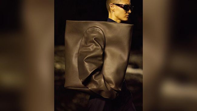 Balenciaga kembali mengeluarkan desain tas anehnya. Kali ini, label asal Spanyol mengeluarkan tas yang tampilannya menyatu dengan sarung tangan.
