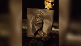 Balenciaga Rilis Tas Mirip Sarung Tangan, Warganet Bilang 'Anti-copet'