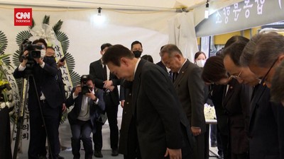 VIDEO: Presiden Korsel Beri Penghormatan untuk Korban Tragedi Itaewon