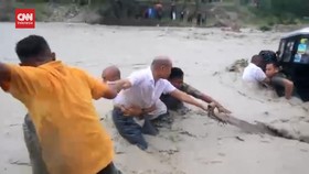 VIDEO: Detik-Detik Gubernur NTT Nyaris Hanyut Terseret Banjir