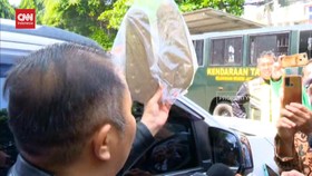 VIDEO: Kamaruddin Bawa Sandal Yosua Dengan Noda Darah Ke Sidang