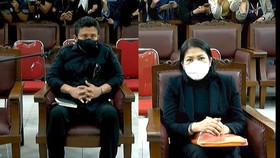 VIDEO: Momen Ferdy Sambo dan Putri Candrawati Bersanding Ruang Sidang