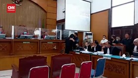 VIDEO: Momen Sambo dan Putri Berpelukan di Ruang Sidang