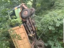 Truk Muat Pasir Tak Kuat Nanjak Terperosok di Jurang Gumitir Jember