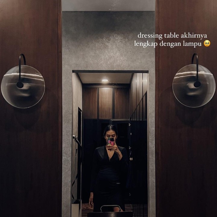 <p>Walk-in closet Alika dilengkapi dengan meja dan lemari berwarna cokelat tua. Di tengahnya, terdapat kaca tinggi yang ia gunakan untuk berdandan. (Foto: Instagram/alikaislamadina)</p>