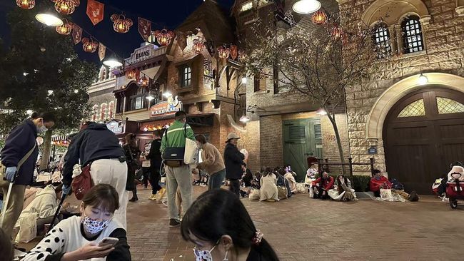 Disneyland Shanghai tiba-tiba melakukan lockdown pada Senin (2/11). Pihak pengelola menutup semua gerbang masuk dan keluar secara mendadak.