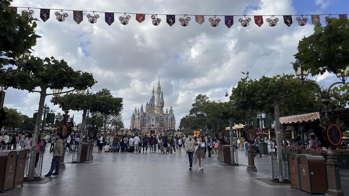 FOTO: Wisatawan Terjebak di Disneyland Shanghai Gegara Lockdown