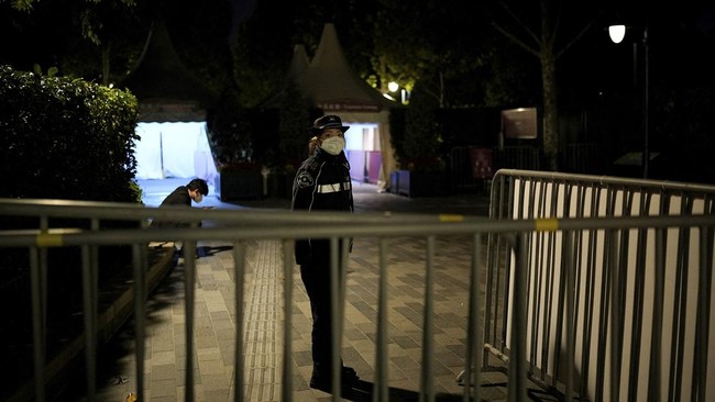 FOTO: Wisatawan Terjebak di Disneyland Shanghai Gegara Lockdown