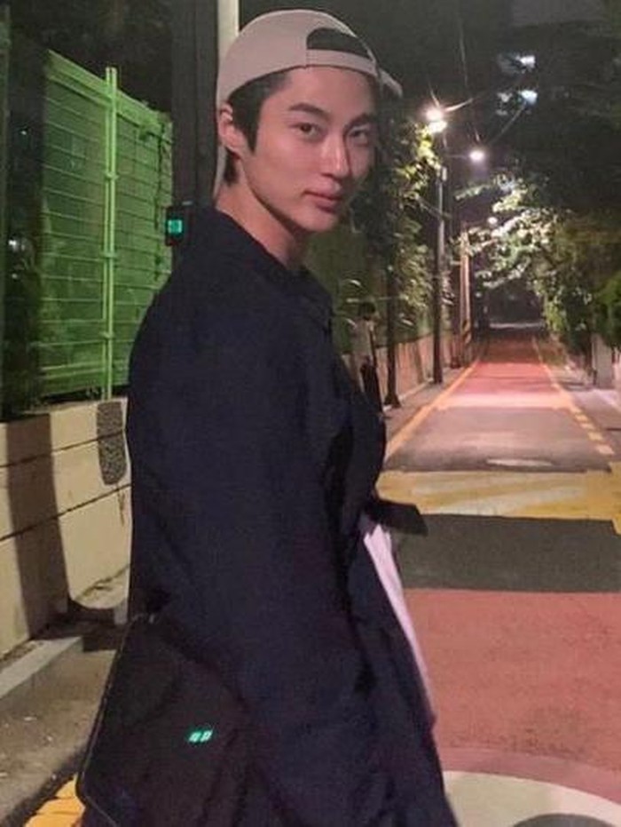 Woo Seok yang tertarik dengan dunia akting memulai debut drama lewat peran kecil dalam drama Moon Lovers: Scarlet Heart Ryeo./ foto: instagram.com/byeonwooseok