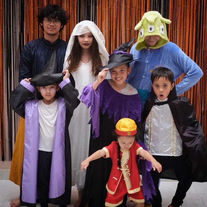 <p>Dalam acara tersebut, Zaskia dan keenam anaknya tampak sangat antusias saat mengenakan beragam jenis kostum. (Foto: Instagram @zaskiadyamecca)<br /><br /><br /></p>