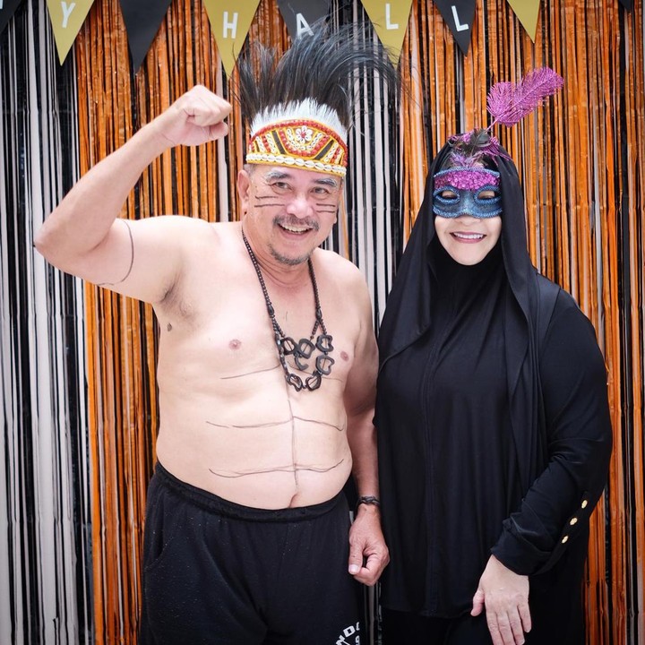 <p>Momen ini lantas menjadi waktu yang pas untuk berkumpul bersama keluarga besar. Bagaimana tidak, mulai dari cucu hingga kakek dan nenek turut meramaikan pesta kostum tersebut, Bunda. "Alhamdulillah papa @ekawiratakusumah7 masih 6pack di usianya skr ini," kata Zaskia, dikutip dari akun @zaskiadyamecca. (Foto: Instagram @zaskiadyamecca)<br /><br /><br /></p>