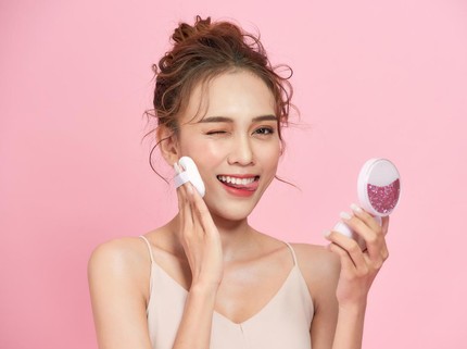 Perbedaan Cushion dan Foundation yang Serupa Tapi Tak Sama, Jangan Tertukar Bun