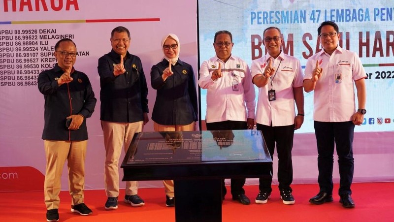 Badan Pengatur Hilir Minyak dan Gas Bumi (BPH Migas) dan PT Pertamina (Persero) melaksanakan peresmian BBM satu harga yang terpusat di Terminal BBM