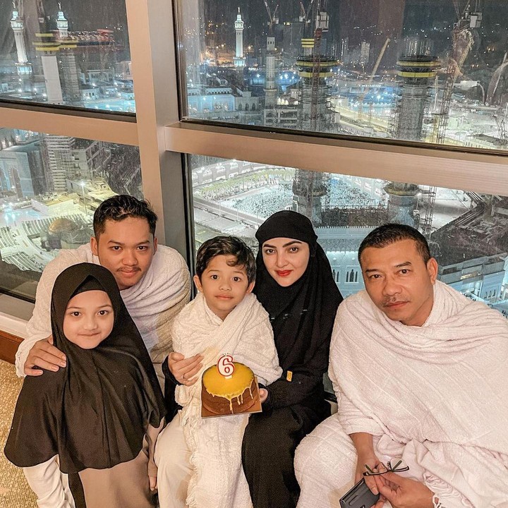 <p>Ibadah umrah kali ini tampaknya sangat disyukuri oleh Ashanty, Bunda. Ini karena ia memiliki kesempatan untuk masuk ke dalam Kakbah. "Lagi penuh banget apa lagi pas hari jumat. Alhamdulillah dikasih jalan bisa masuk kedalam Ka’bah🙏 tepat abis kita masuk langsung ditutup, karena tiap hari jumat selain paling rame, baik dari seluruh dunia, penduduk Arab nya pun datang," tulisnya. (Foto: @ashanty_ash)<br /><br /><br /></p>
